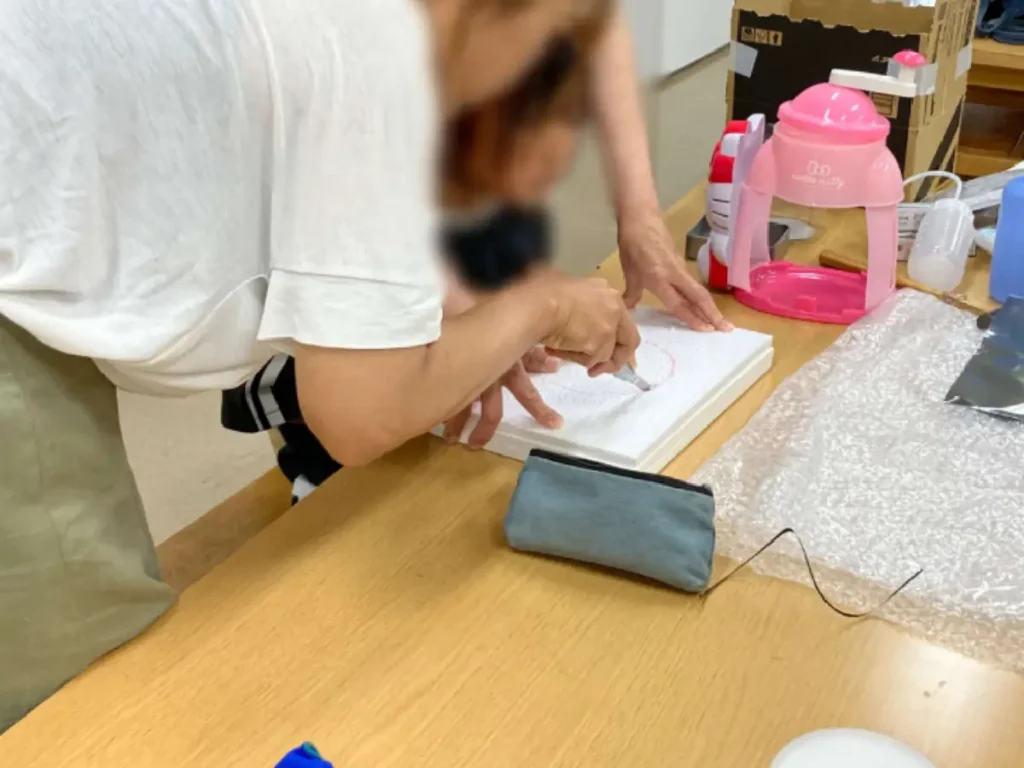 霧箱実験　発泡スチロールをカット