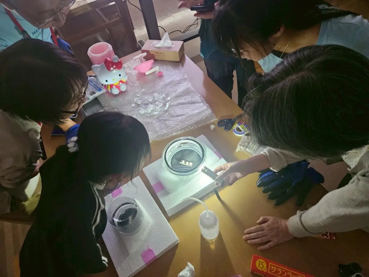霧箱実験　観察の様子